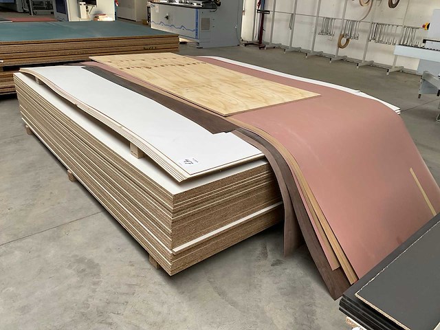 Stapel spaanplaten - afbeelding 1 van  3