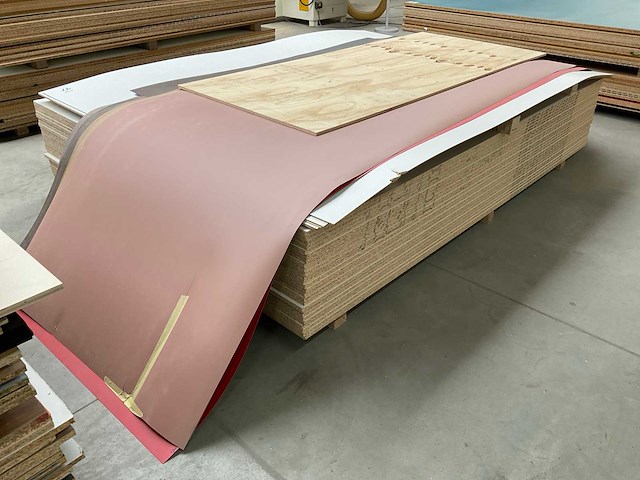 Stapel spaanplaten - afbeelding 2 van  3