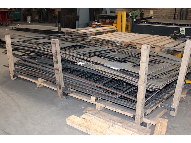 Stapel versneden staalplaten. - afbeelding 1 van  3