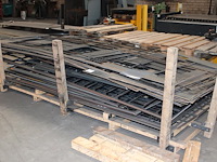 Stapel versneden staalplaten.