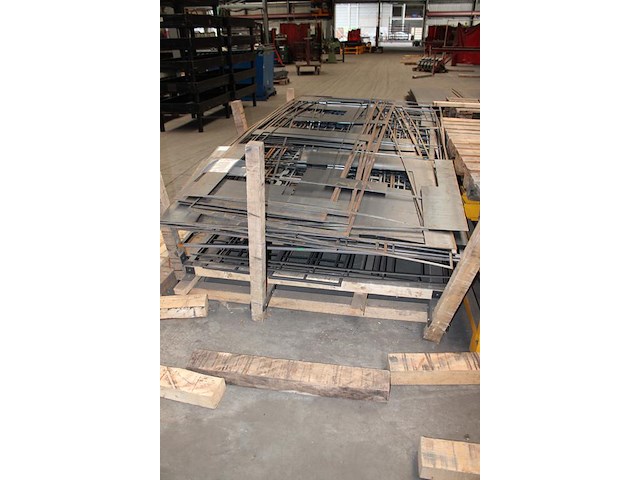 Stapel versneden staalplaten. - afbeelding 2 van  3