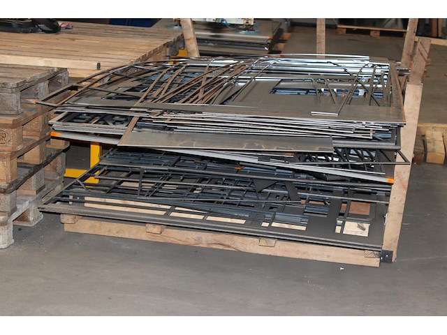 Stapel versneden staalplaten. - afbeelding 3 van  3