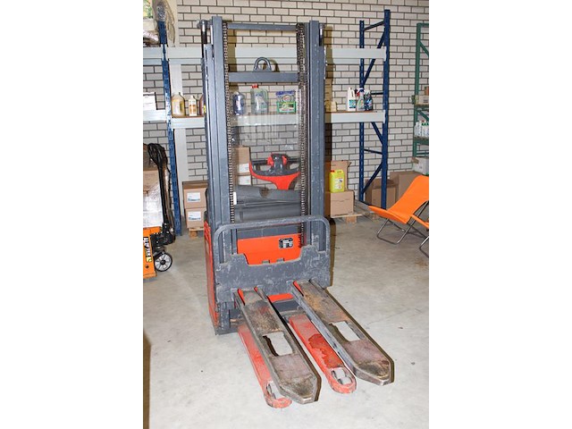 Stapelaar linde l10. draaiuren 701 uur. hefhoogte 300 cm. maximale last 1000 kg. - afbeelding 8 van  8
