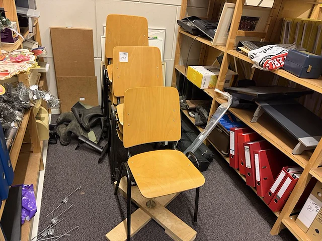 Stapelbare stoelen met houten zitting. totaal 9 stuks - afbeelding 1 van  3
