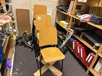 Stapelbare stoelen met houten zitting. totaal 9 stuks