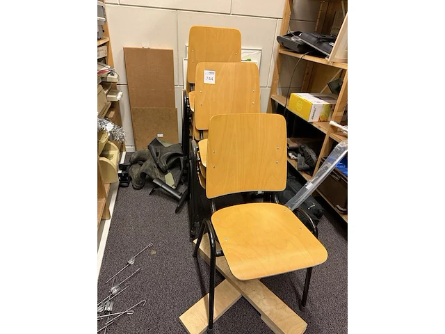 Stapelbare stoelen met houten zitting. totaal 9 stuks - afbeelding 2 van  3
