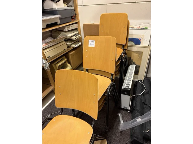 Stapelbare stoelen met houten zitting. totaal 9 stuks - afbeelding 3 van  3