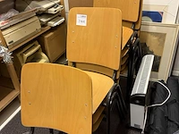 Stapelbare stoelen met houten zitting. totaal 9 stuks - afbeelding 3 van  3