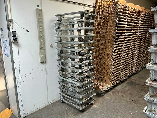 Stapelkrat / broodkrat trolley (15x) - afbeelding 1 van  5