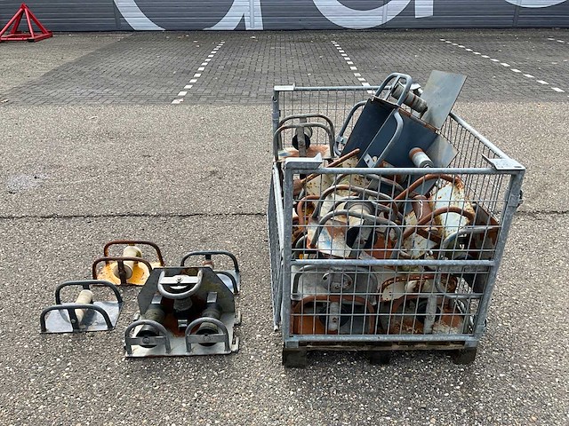 Stapelkrat diverse mosterpotten - afbeelding 2 van  7