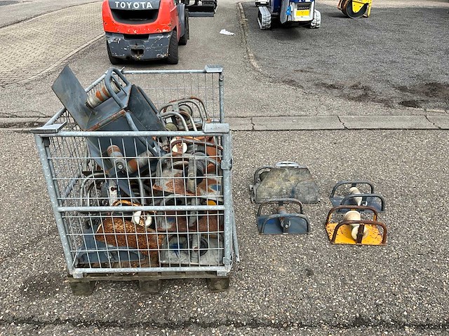 Stapelkrat diverse mosterpotten - afbeelding 4 van  7