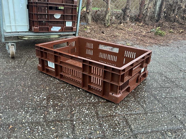 Stapelkratten (circa 15 stuks) in rolkar - afbeelding 1 van  4