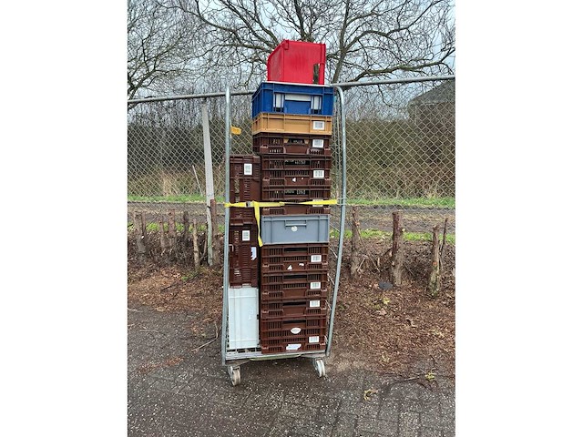 Stapelkratten (circa 15 stuks) in rolkar - afbeelding 2 van  4