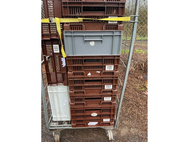 Stapelkratten (circa 15 stuks) in rolkar - afbeelding 3 van  4