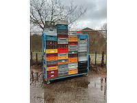 Stapelkratten (circa 65 stuks) in rolkar - afbeelding 1 van  6