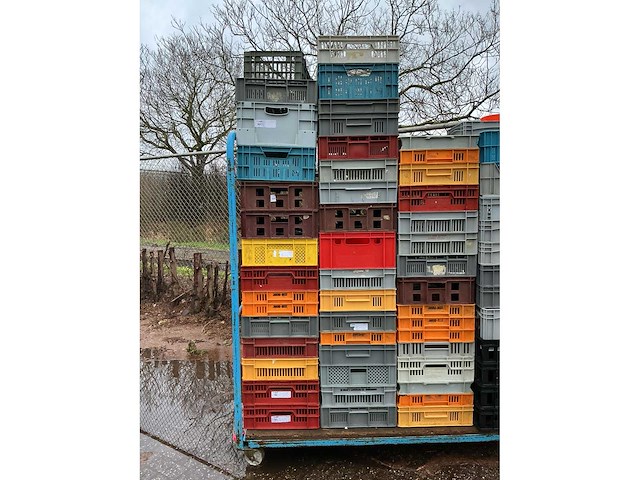 Stapelkratten (circa 65 stuks) in rolkar - afbeelding 2 van  6