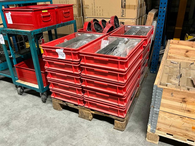 Stapelkratten en machine onderdelen (20x) - afbeelding 1 van  5