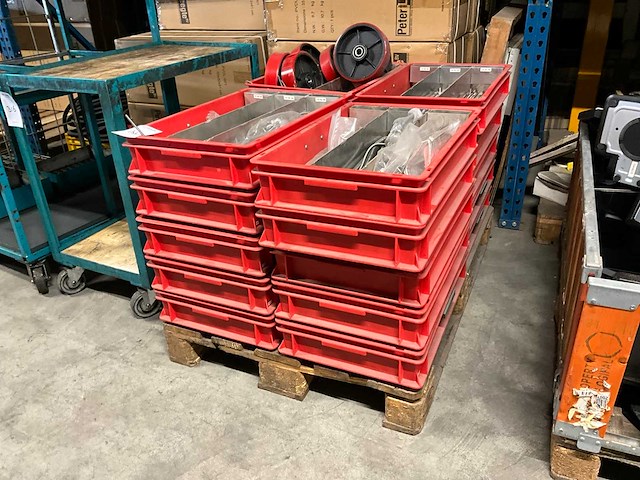Stapelkratten en machine onderdelen (20x) - afbeelding 1 van  5