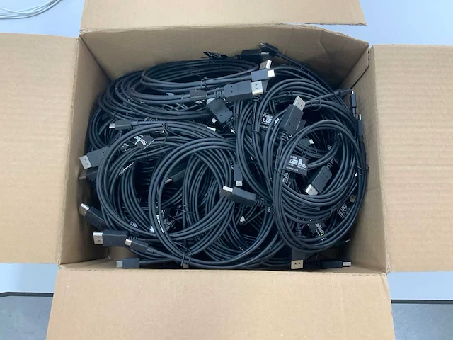 Startech usb-c to displayport cable (70x) - afbeelding 1 van  3