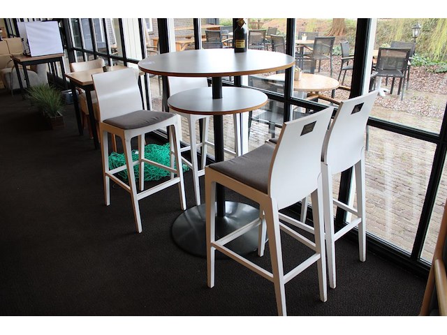 Statafel met 4 krukken. doorsnede 90 cm. hoogte 116 cm. - afbeelding 1 van  5