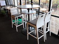 Statafel met 4 krukken. doorsnede 90 cm. hoogte 116 cm.