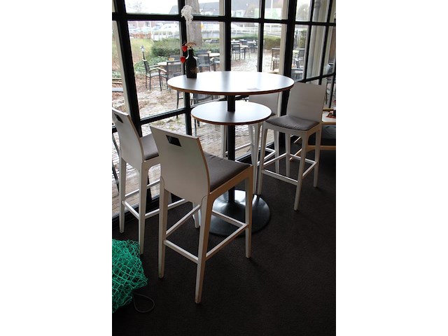 Statafel met 4 krukken. doorsnede 90 cm. hoogte 116 cm. - afbeelding 2 van  5