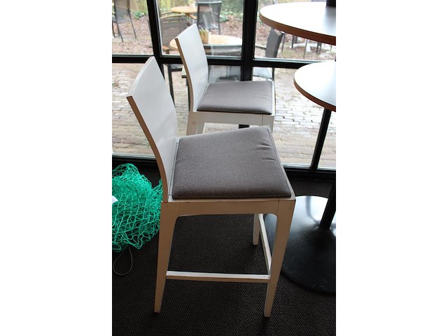 Statafel met 4 krukken. doorsnede 90 cm. hoogte 116 cm. - afbeelding 4 van  5