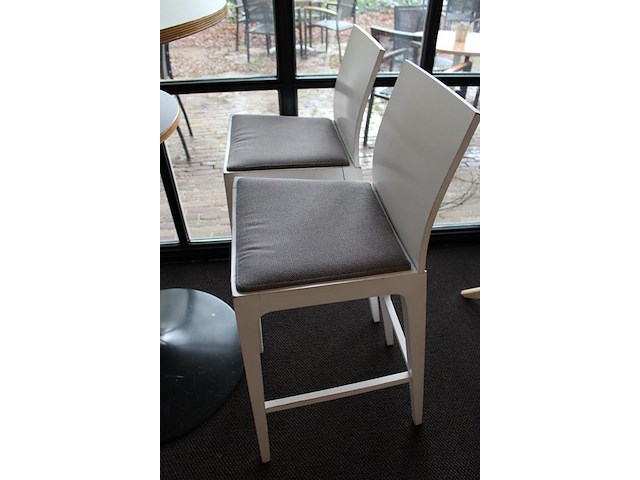 Statafel met 4 krukken. doorsnede 90 cm. hoogte 116 cm. - afbeelding 5 van  5