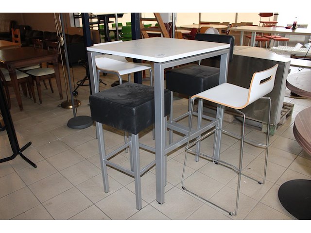 Statafel met vier diverse krukken. afmeting 80 x 80 x 110 cm. - afbeelding 1 van  4