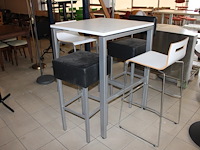 Statafel met vier diverse krukken. afmeting 80 x 80 x 110 cm. - afbeelding 1 van  4