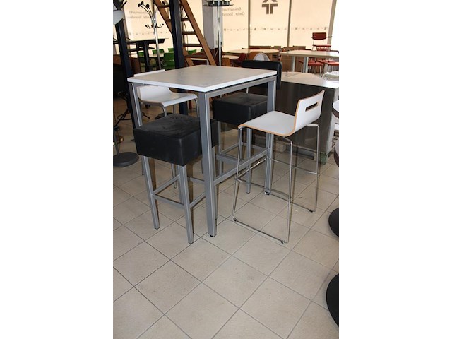 Statafel met vier diverse krukken. afmeting 80 x 80 x 110 cm. - afbeelding 2 van  4