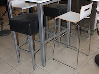 Statafel met vier diverse krukken. afmeting 80 x 80 x 110 cm. - afbeelding 2 van  4