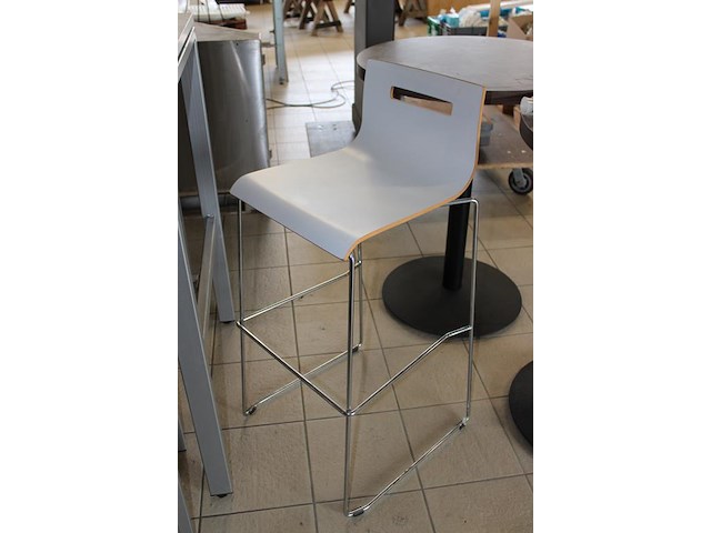 Statafel met vier diverse krukken. afmeting 80 x 80 x 110 cm. - afbeelding 3 van  4