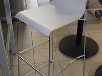 Statafel met vier diverse krukken. afmeting 80 x 80 x 110 cm. - afbeelding 3 van  4