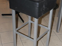 Statafel met vier diverse krukken. afmeting 80 x 80 x 110 cm. - afbeelding 4 van  4