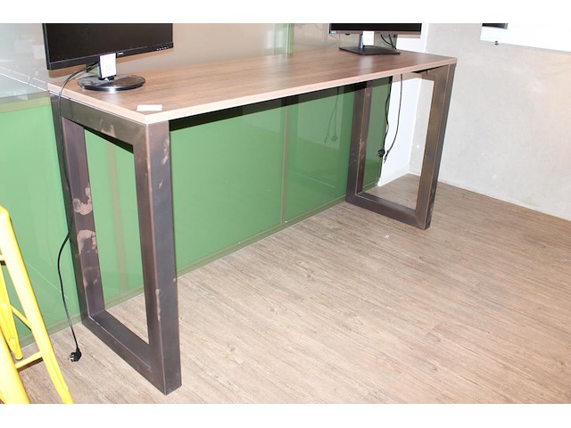 Statafel met zwaar metalen onderstel. afmeting 200 x 60 x 103 cm. - afbeelding 1 van  3