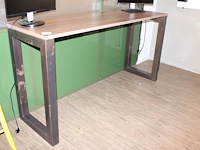 Statafel met zwaar metalen onderstel. afmeting 200 x 60 x 103 cm. - afbeelding 1 van  3