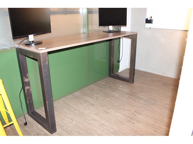 Statafel met zwaar metalen onderstel. afmeting 200 x 60 x 103 cm. - afbeelding 3 van  3