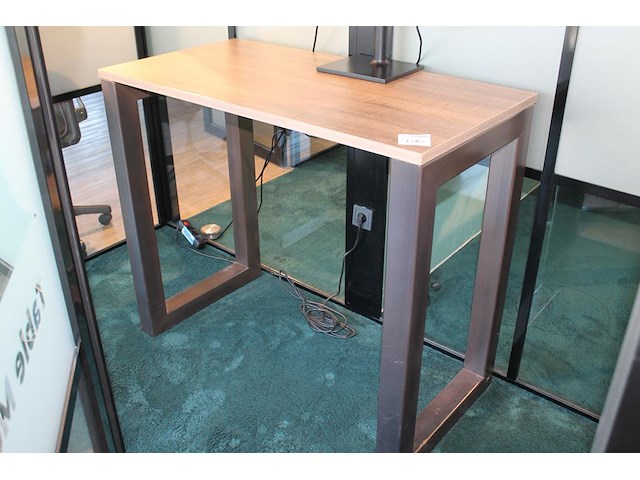 Statafel met zwaar metalen onderstel en houten blad. afmeting 120 x 60 x 103 cm. - afbeelding 1 van  2