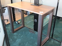 Statafel met zwaar metalen onderstel en houten blad. afmeting 120 x 60 x 103 cm. - afbeelding 1 van  2