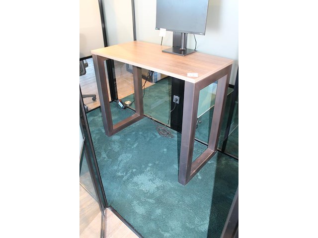 Statafel met zwaar metalen onderstel en houten blad. afmeting 120 x 60 x 103 cm. - afbeelding 2 van  2