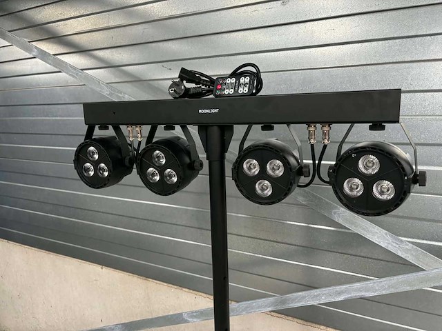 Statief met led spots aan dmx bar - afbeelding 2 van  6