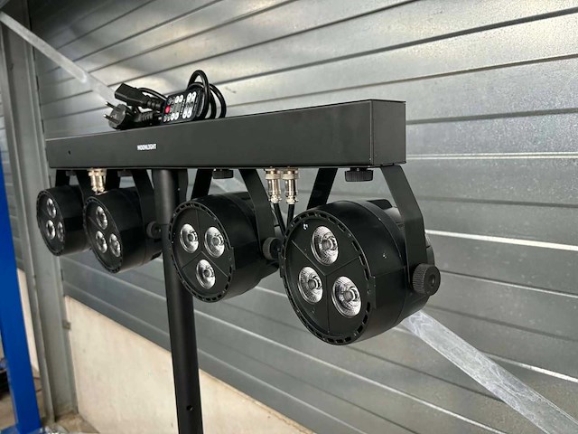 Statief met led spots aan dmx bar - afbeelding 5 van  6