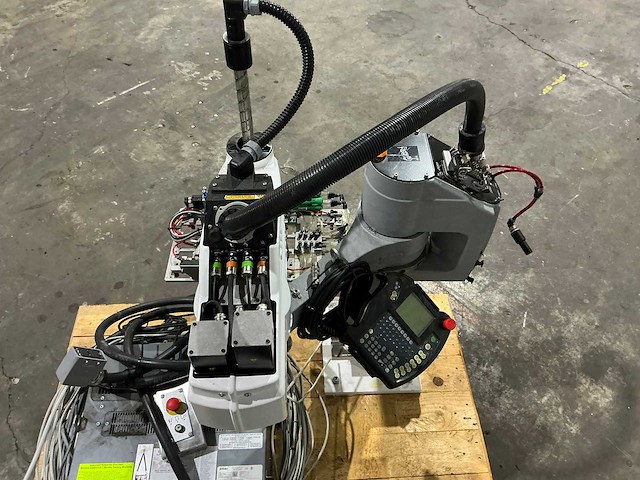 Staubli - staubli ts80 - cs8c - robotic loader - 2017 - afbeelding 5 van  5