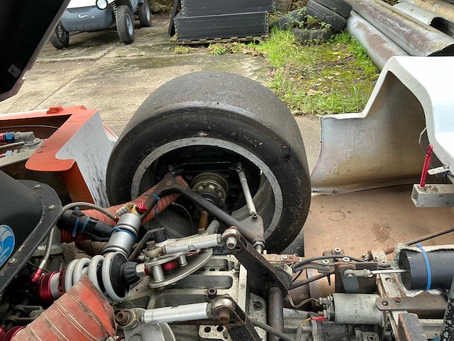 Stealth b6 – gt2 raceauto – 6.0l ford/panoz v8 – 680 pk – 950 kg – hewland 6-speed - afbeelding 29 van  47