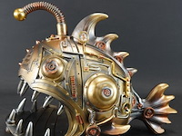 Steampunk-sculptuur van een lantaarnvis - afbeelding 2 van  5