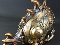Steampunk-sculptuur van een lantaarnvis - afbeelding 3 van  5