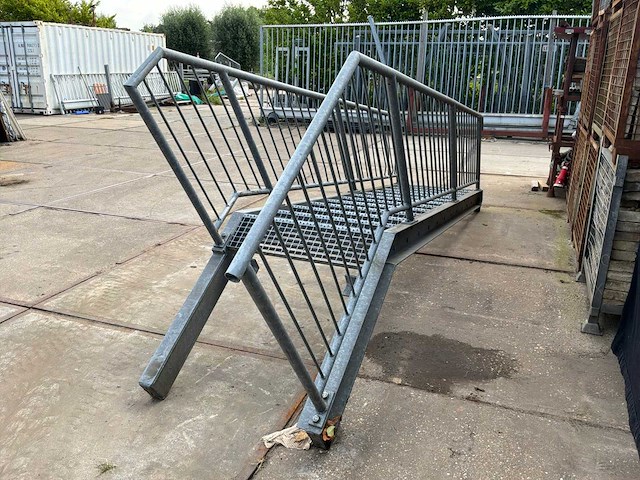 Steektrap met leuning - afbeelding 4 van  4