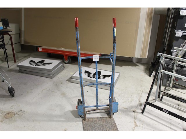 Steekwagen met massieve banden. - afbeelding 1 van  2