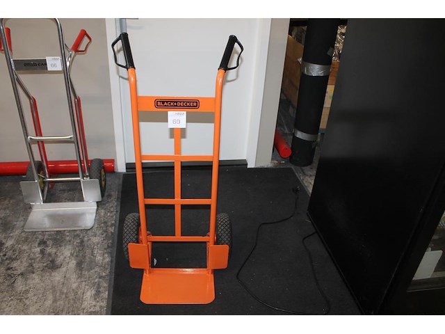 Steekwagen op luchtbanden banden black & decker. - afbeelding 1 van  2